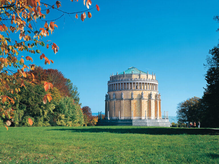 Die imposante Befreiungshalle in Kelheim an einem schönen Sommertag.