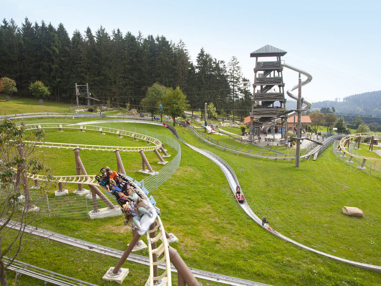 Die Rodelbahn und das Freitzeitgelände der Rodelbahn in St. Englmar in Bayern